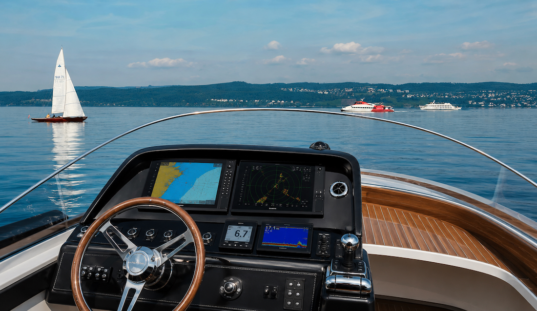Cockpit eines klassischen Riva-Motorboots mit Steuerrad, Armaturenbrett und poliertem Mahagoni-Holzdeck